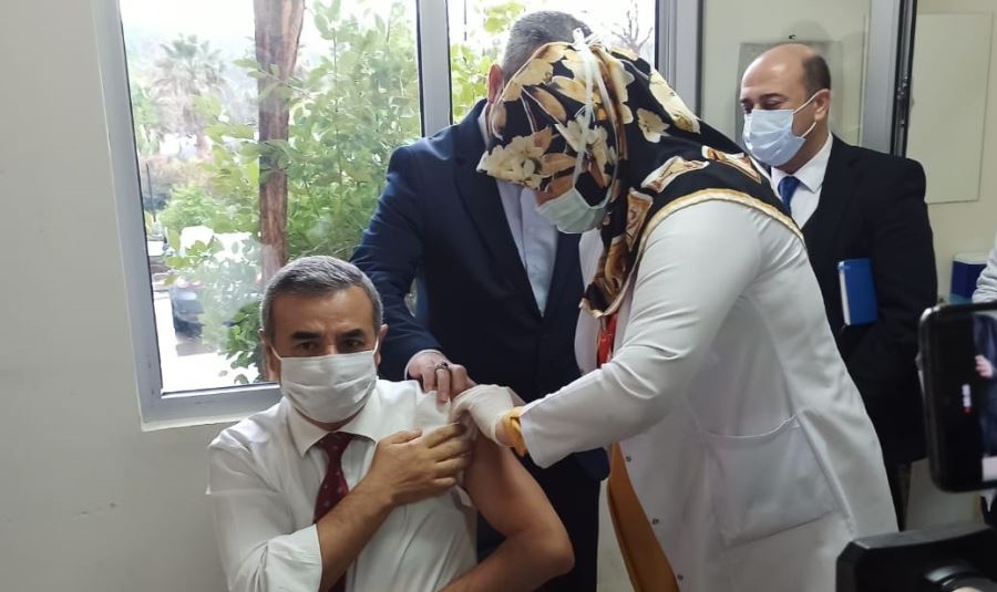 Sağlık çalışanlarına Kovid-19 aşısı yapılmaya başlandı 