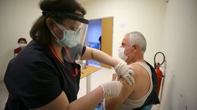 Aşı olan vatandaşlarda vakaların yarı yarıya azaldı