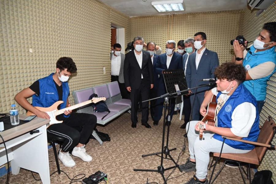 Osmaniye protokolü öğrencilerin verdiği mini konseri dinledi