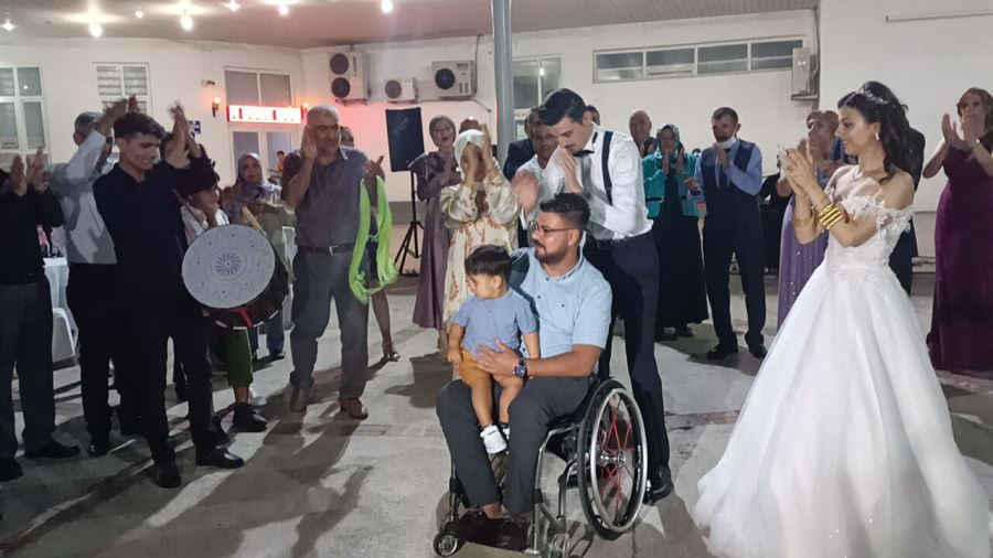 Gazi Aksoy’a katıldığı düğünde sürpriz yapıldı