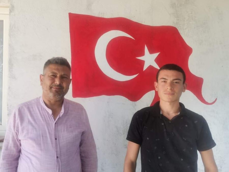 Evlerin dışına dev Türk Bayrağı çiziliyor