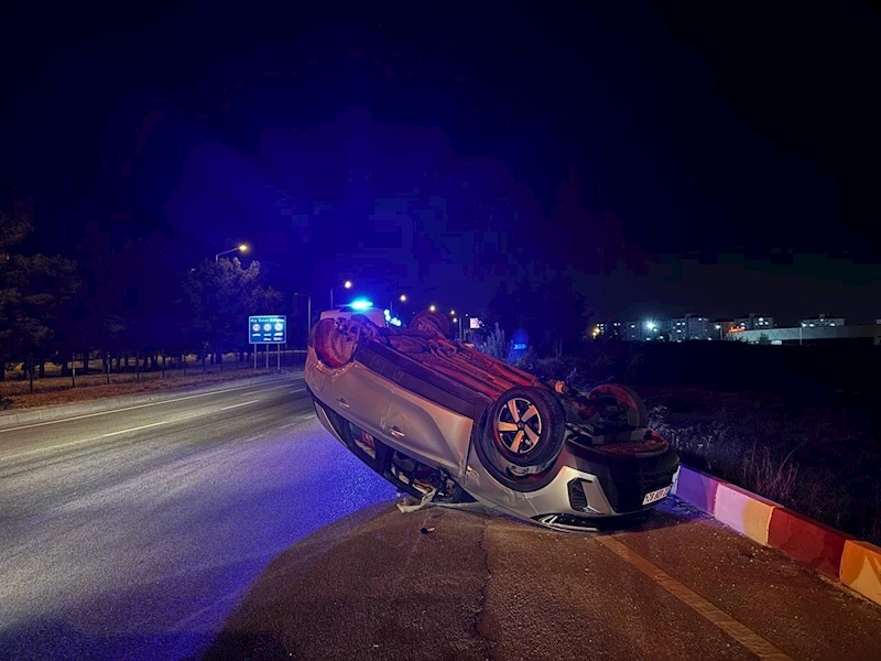 Burdur’da kavşağa kontrolsüz giren aracın çarptığı otomobil takla attı: 2 yaralı
