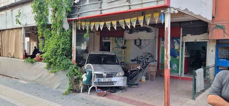 Adana’da otomobil kahvehaneye girdi: 1’i ağır 5 yaralı
