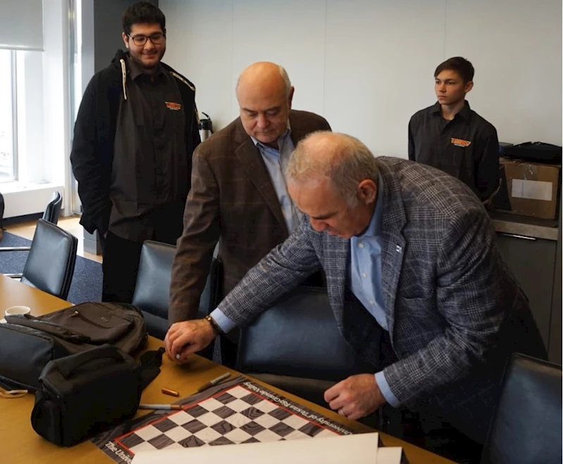 Mersinli santranççı Barış Özenir, Kasparov’dan imzalı satranç tahtası aldı
