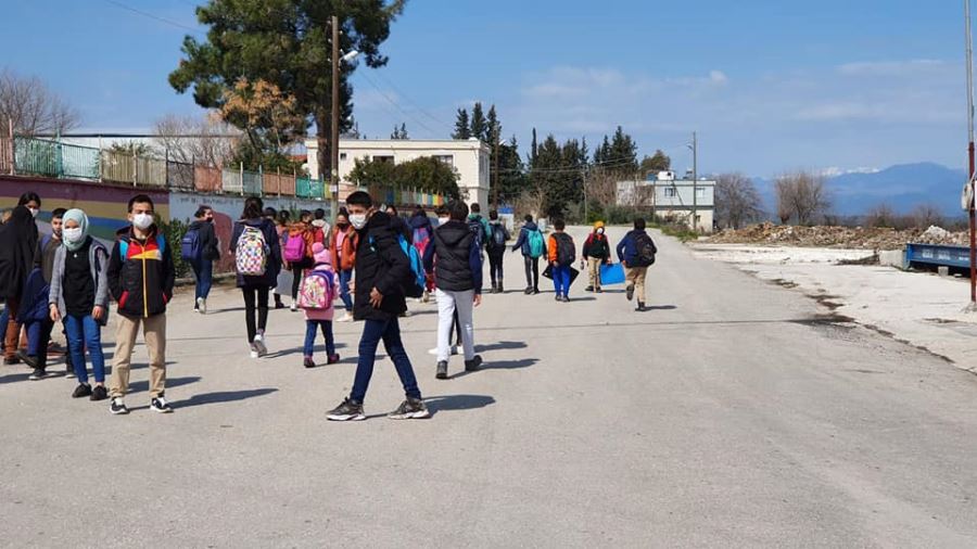 Tehlikeli yolda hergün okula gidip geliyorlar