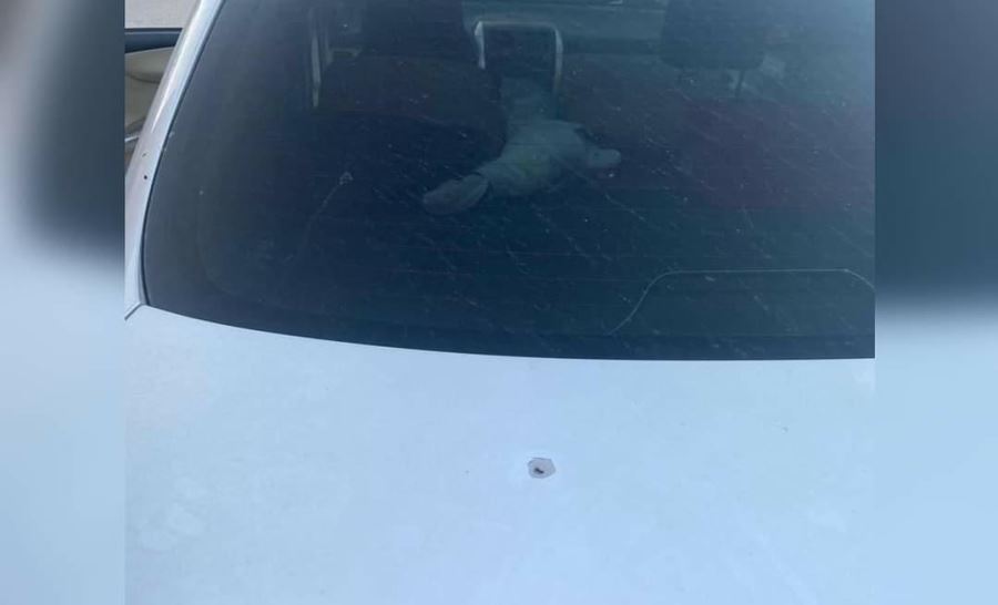Otomobil bagajına yorgun mermi isabet etti