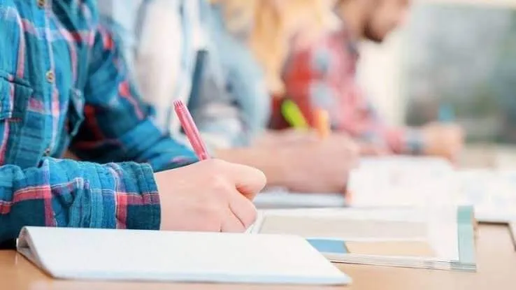 Binlerce kişi sınava şehre gitti