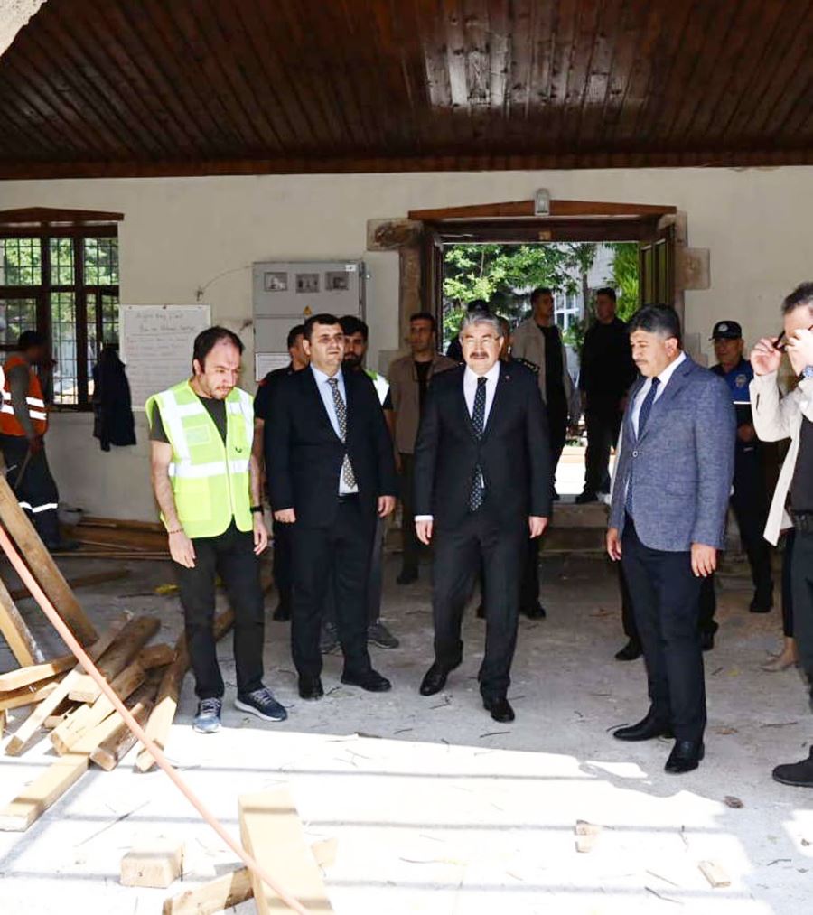 Vali Yılmaz, onarım yapılan tarihi camiyi ziyaret etti