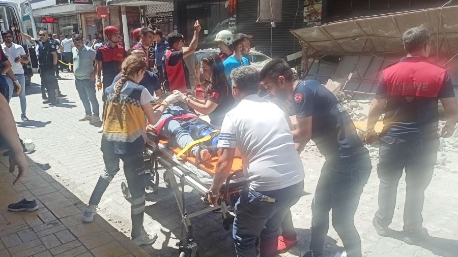 Kendiliğinden çöken bina 3 kişiyi yaraladı 