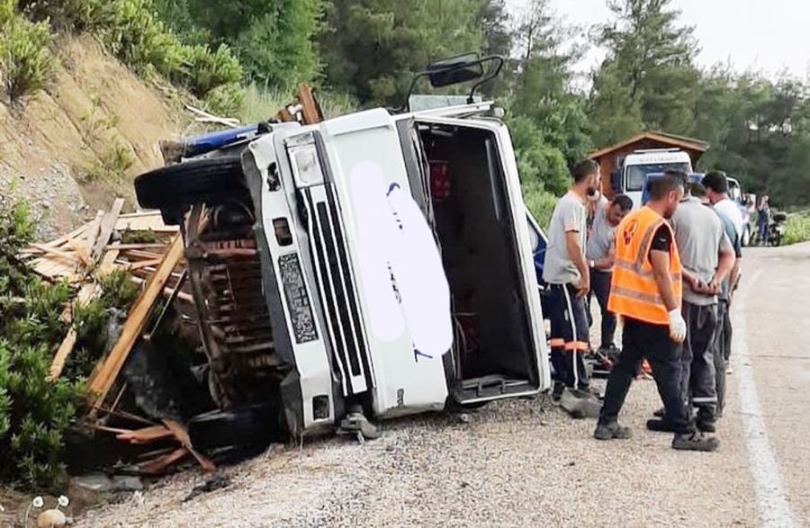 Sürücü ile araçtaki 1 kişi yaralandı 