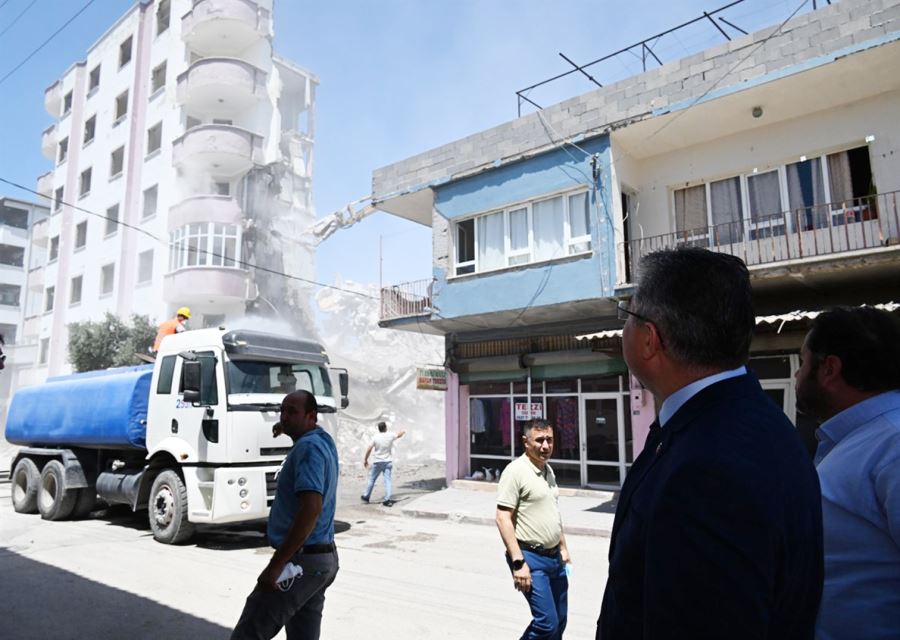 Hasarlı binaların yıkılmasını engellemeye çalışmayalım