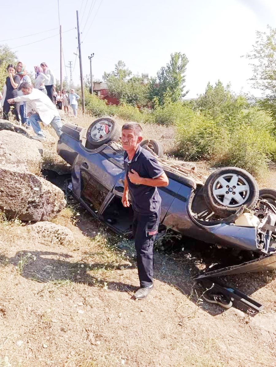Ters dönen araçtan 2 yaralı çıkartıldı 