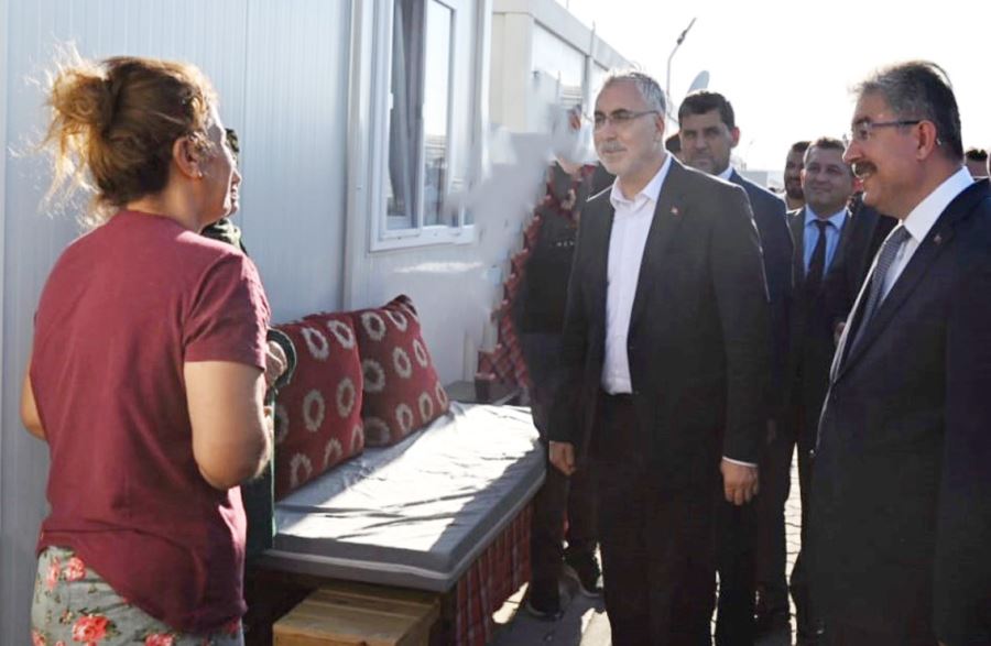 Bakan Işıkhan, konteyner kentte depremzedeleri ziyaret etti
