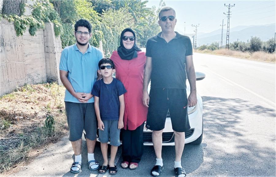 Demir ve ailesi trafik azasında yaralandı 