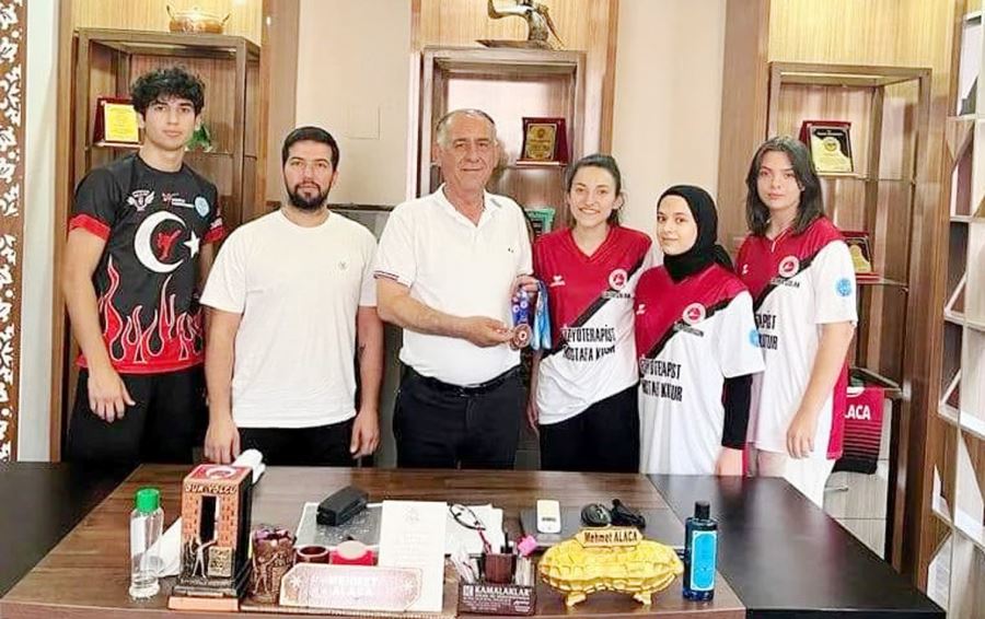 Başarılı sporculardan anlamlı ziyaret 