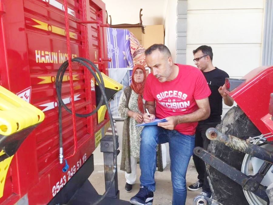 Teknik personeller, sulama sistemlerini kontrol ediyor 