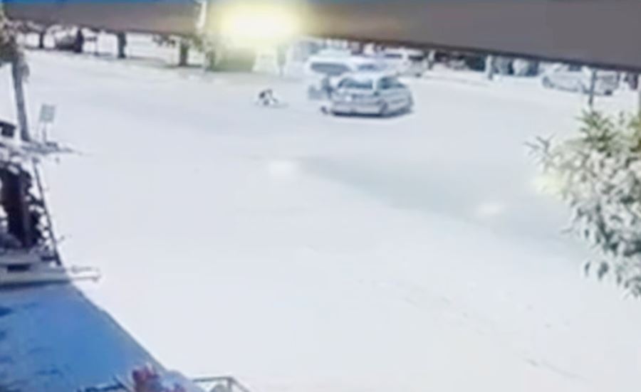 Kazada açılan kapıdan yola savruldular 