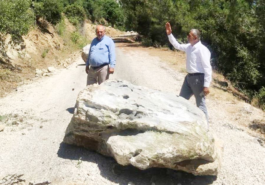 Dev kayalar, depremde yol kapattı 