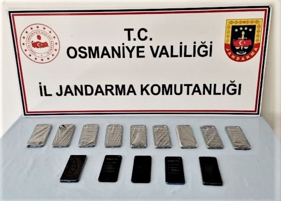 Araçlarında kaçak telefon ele geçirildi 