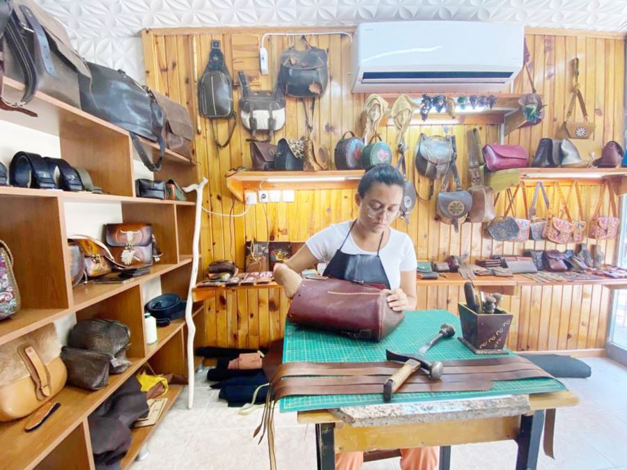 Hobi olarak başladı, 19 yaşında atölye açtı