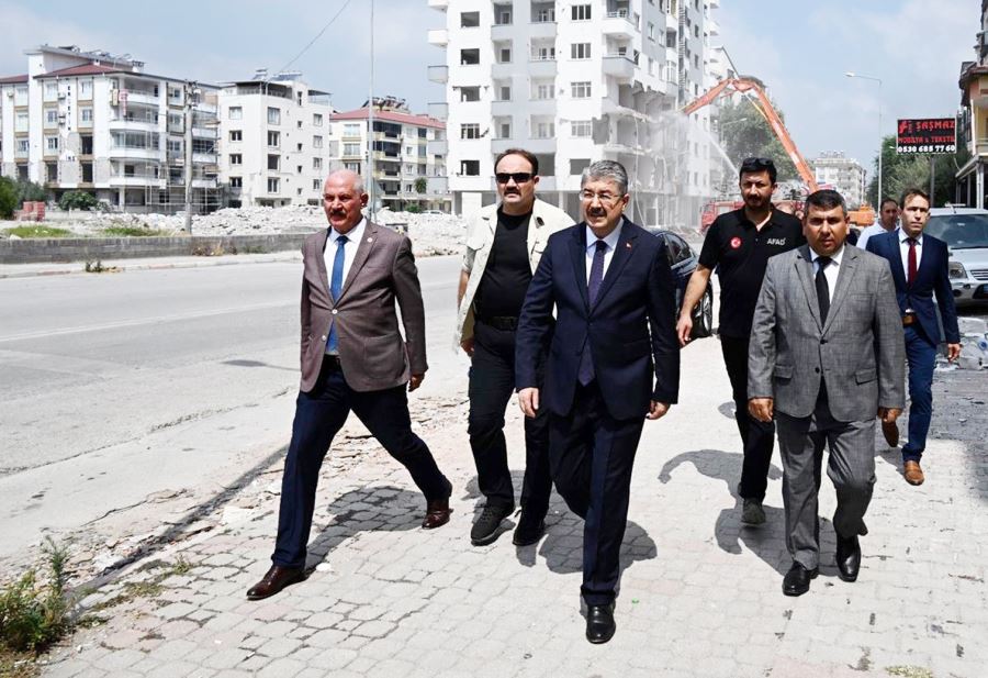 Binaların yıkım ve enkaz kaldırma çalışması sürüyor