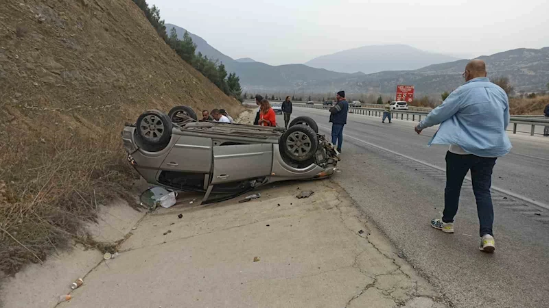 Yağmurlu havada kontrolden çıkan otomobil takla attı: 2 yaralı
