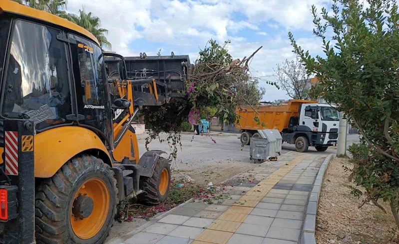 Yenişehir Belediyesi budama ve moloz atıklarını periyodik olarak topluyor
