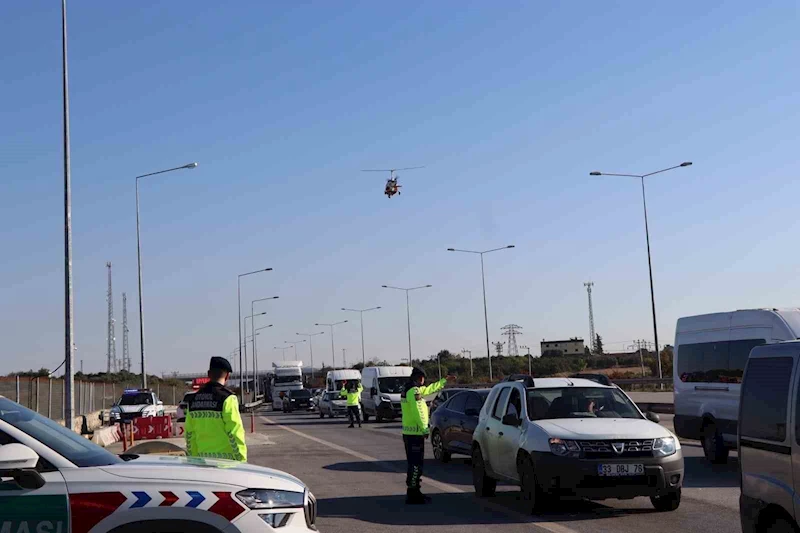 Jandarmanın havadaki gözü ’cayrokopter’ ile otoyolda denetim
