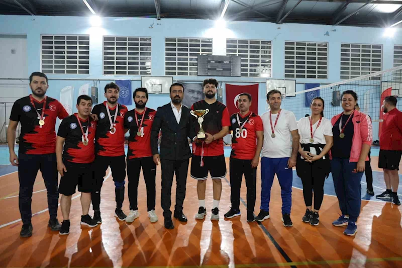 Öğretmenler voleybol turnuvasında kıyasıya mücadele etti
