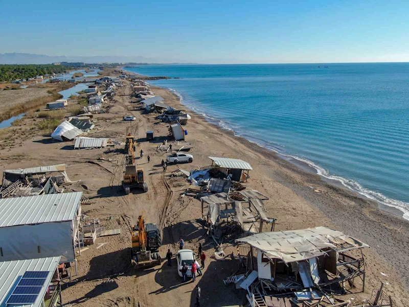 Antalya’da denize sıfır çardaklar tarihe karıştı, sahil halkın kullanımına açılacak
