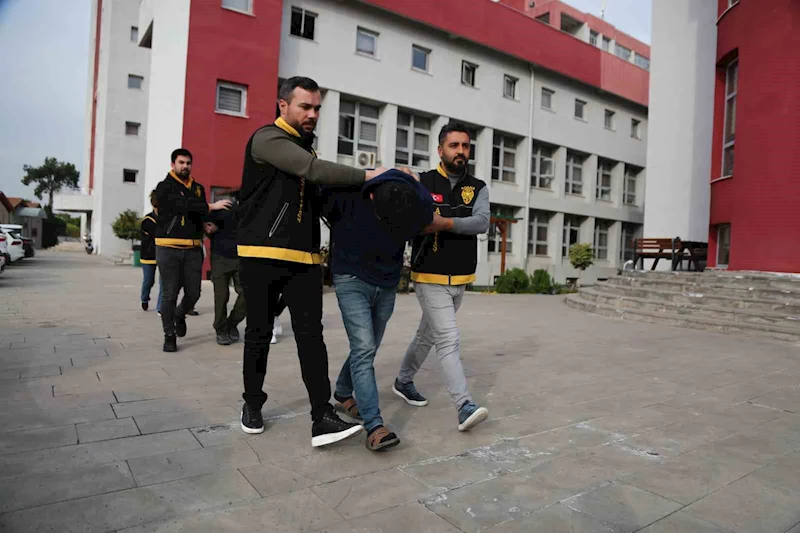 Adana’da sokak ortasında işlenen cinayetin faili 1’i kadın 4 şüpheli tutuklandı
