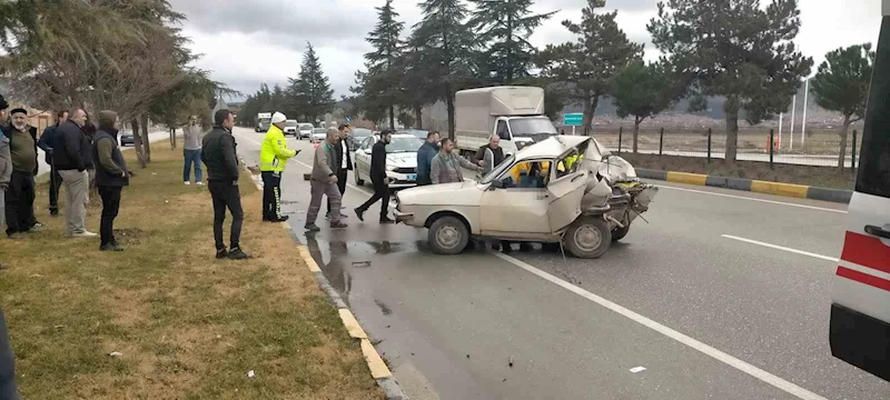 Isparta’da kamyonet otomobile çarptı: 1 ölü
