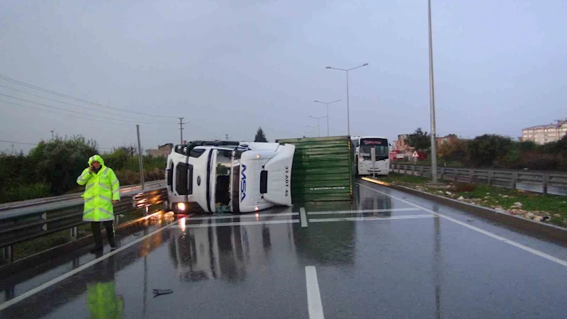 Mersin’de yağış nedeniyle kontrolden çıkan tır bariyere çarpıp devrildi
