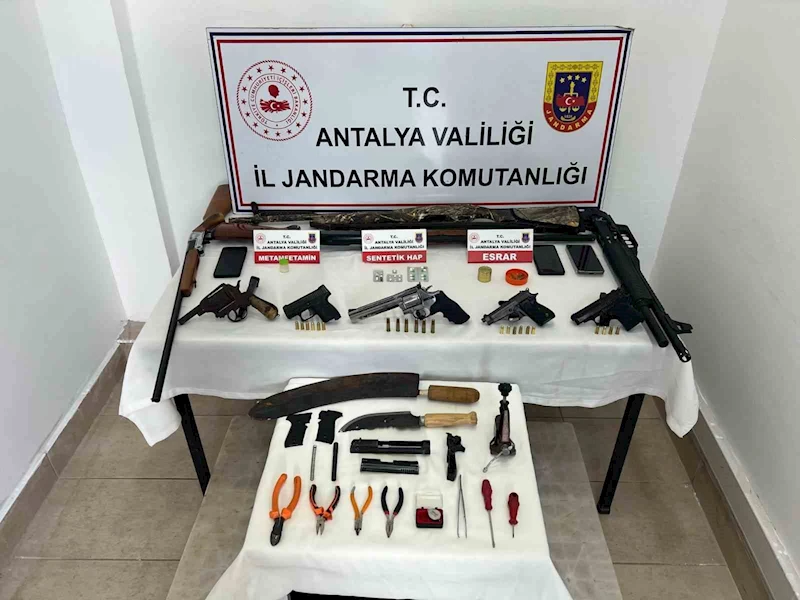 Antalya’da jandarmadan ruhsatsız tabanca ve uyuşturucu operasyonu
