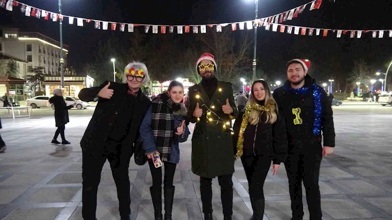 Burdur’da yılbaşı Cumhuriyet Meydanı’nda coşku ile kutlandı
