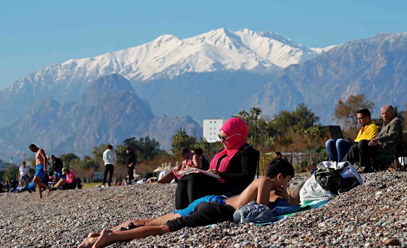 Antalya’da karla kaplı dağların gölgesinde deniz ve güneş keyfi
