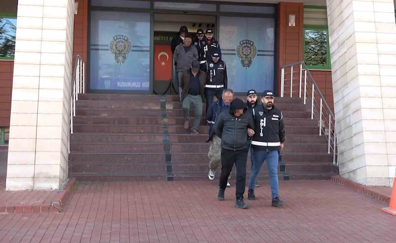 Isparta’da belediye personeli kılığına girip define arayan 5 kişi ilk davada serbest bırakıldı
