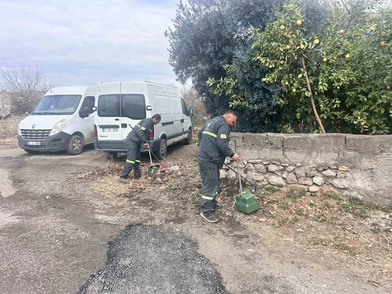 Temizlik işçileri ellerinde süpürgeleriyle sosyal medya akımına ayak uydurdu
