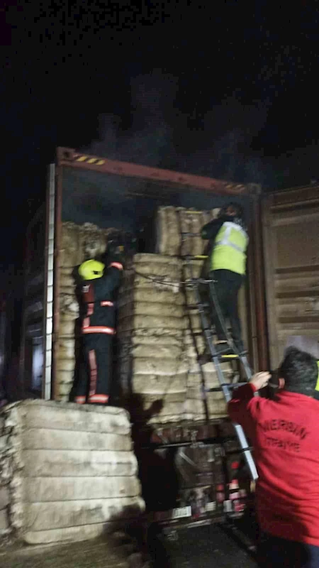 Mersin’de pamuk yüklü tırda yangın
