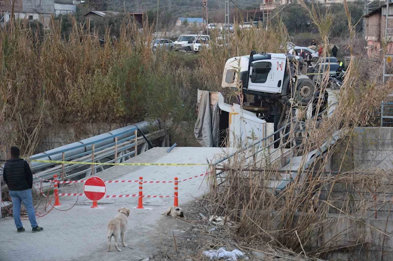 Hafriyat kamyonu geçtiği esnada köprü çöktü
