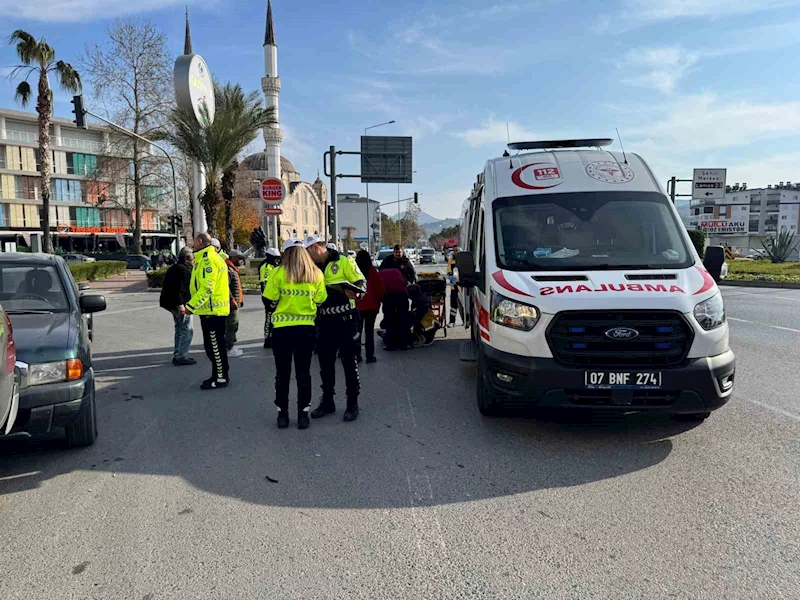 Okul servis aracıyla motosiklet çarpıştı: 1 yaralı
