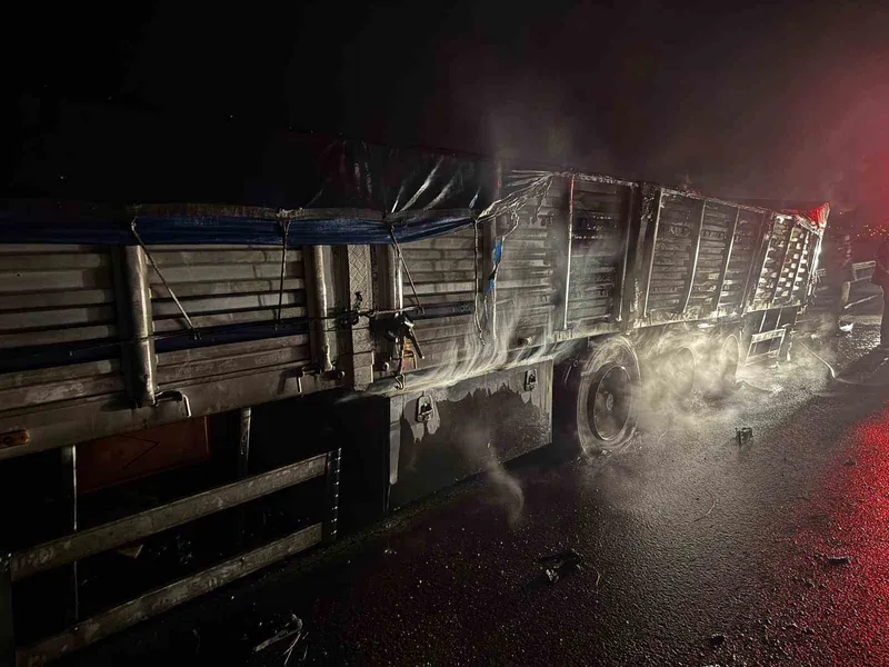 Osmaniye’de mısır yüklü tır alev alev yandı
