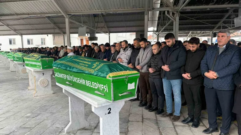 Otobüs kazasında hayatını kaybeden 3 kişi Gaziantep’te son yolculuğuna uğurlandı
