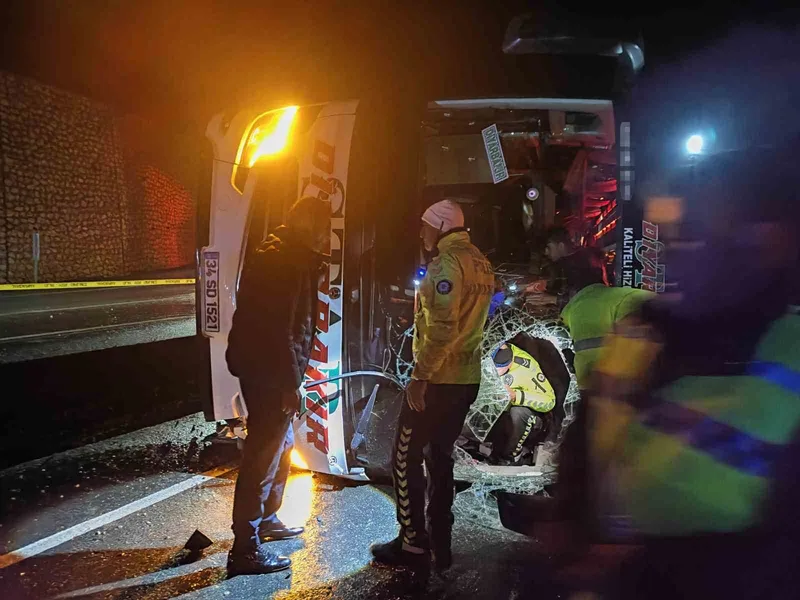 Osmaniye’de yolcu otobüsü devrildi: 3 yaralı
