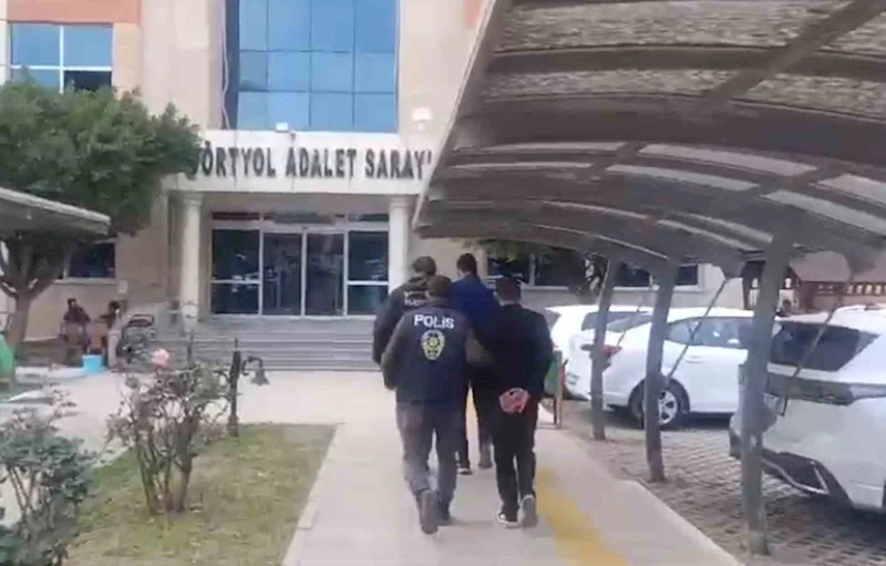 Dörtyol’da hapis cezasıyla aranan 2 cezaevi firarisi yakalandı
