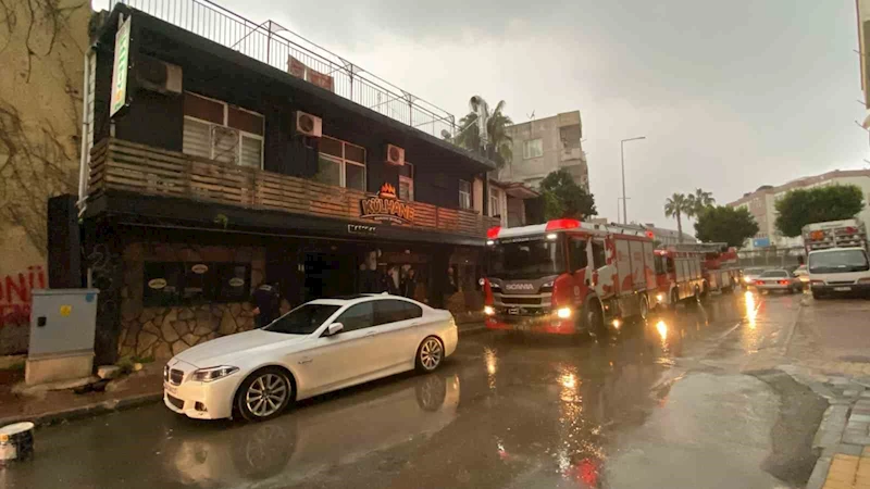 Restoranın bacasında çıkan yangın itfaiye ekiplerince söndürüldü
