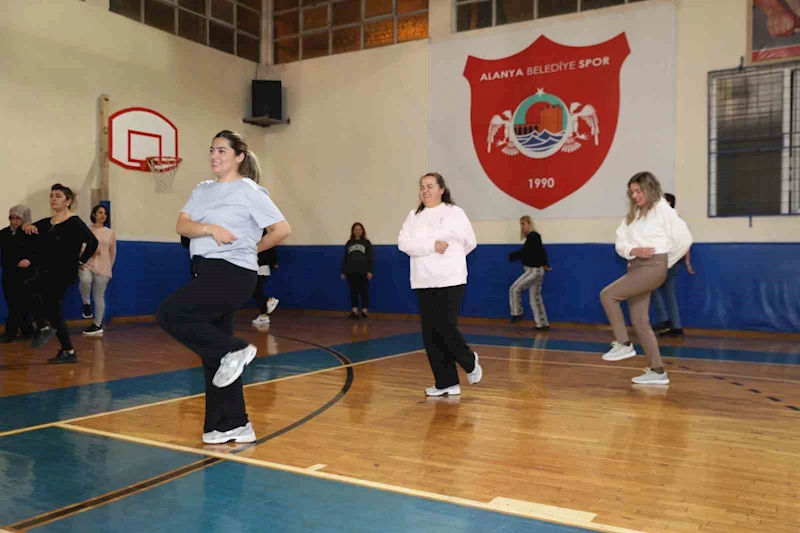 Alanya Belediyesi zeybek kursları ikinci dönemi başladı
