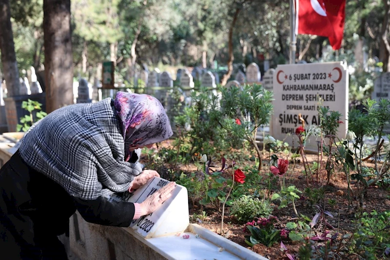 6 Şubat depreminin yıl dönümünde mezarlıkta en acı buluşma
