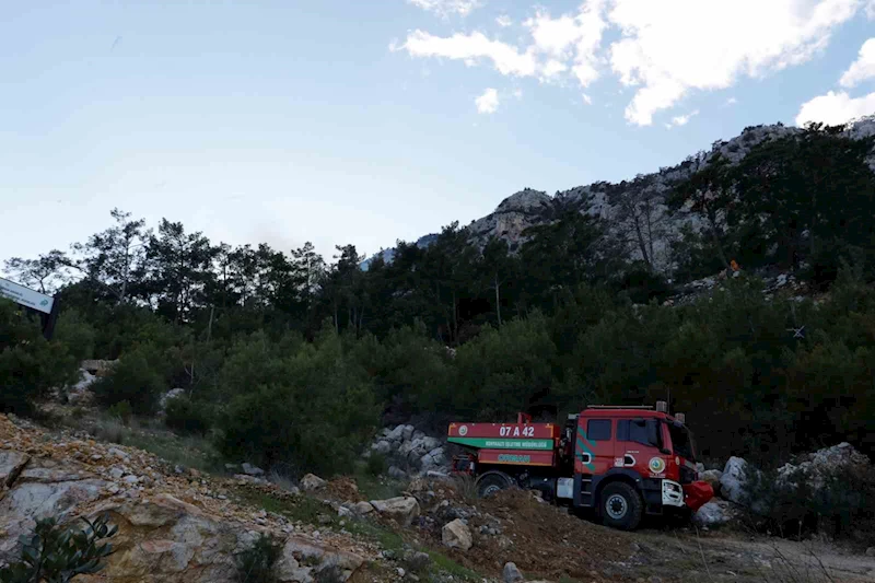 Antalya’daki orman yangını kontrol altına alındı, 2 hektar alan zarar gördü
