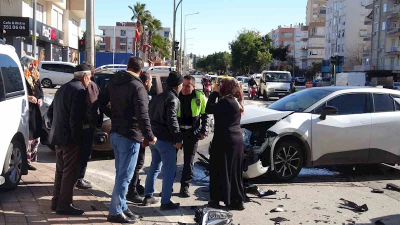 Kızlarının kaza yaptığını duyan anne-babayı polis sakinleştirdi
